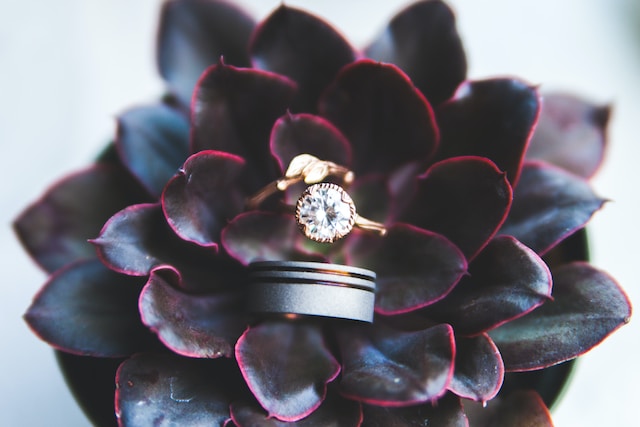 Der Reiz rosafarbener Diamanten: Warum sich maßgeschneiderte Verlobungsringe lohnen